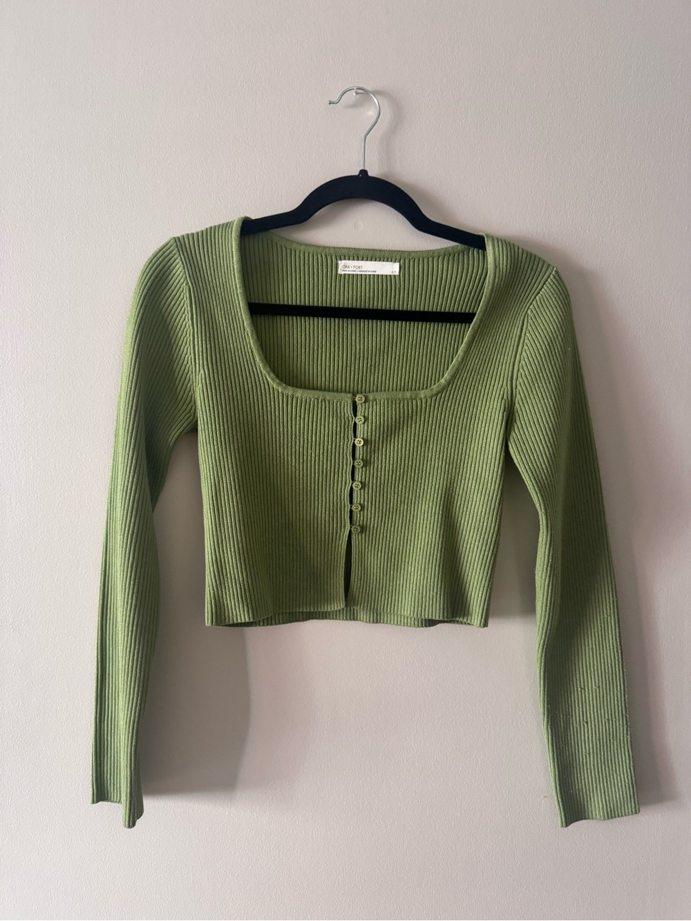 Oak & Fort - Ribbed Scoop Neck Button-Front Crop Top - Green